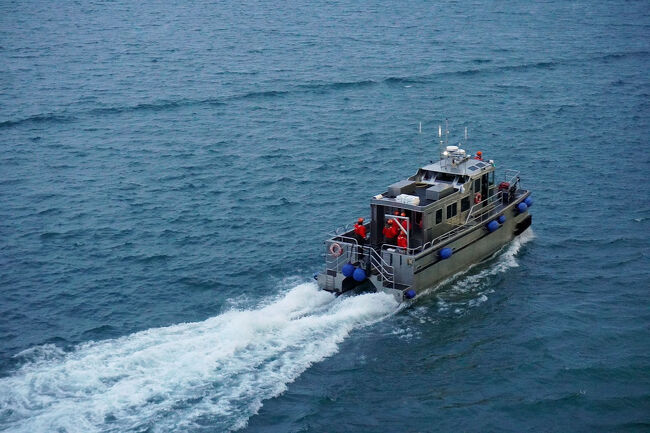 食事が終わって部屋に戻ると表からエンジン音が聞こえてきました。左舷側に小型船が近づいてくるのが見えました。