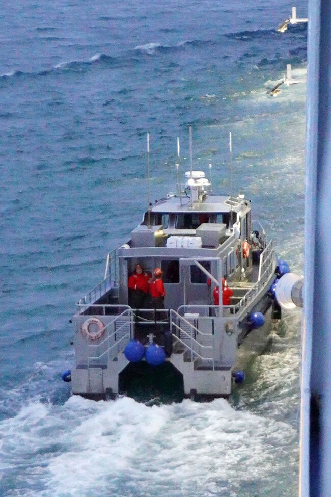 添乗員さんから聞いていた国立公園のレンジャーを乗せたボートが左舷に横付けされて乗り込むのが見えました。この後はレンジャーの方がグレッシャー・ベイ（Glacier Bay）の見どころを船内放送で説明してくれました。