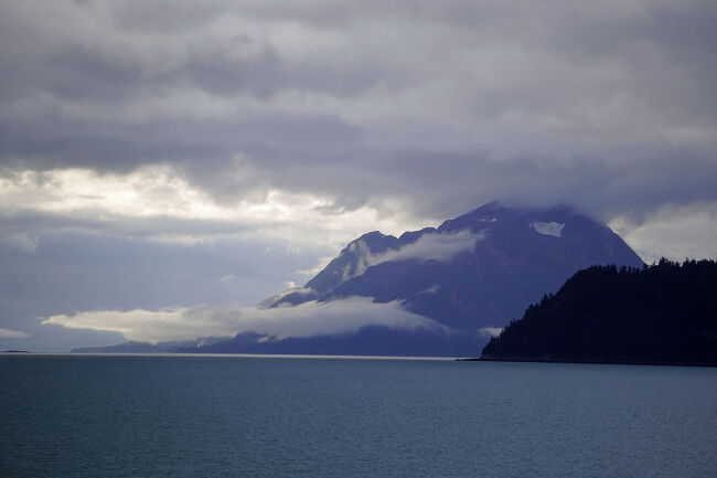 インサイド・パッセージ (Inside Passage) はアメリカ合衆国のアラスカ州（東南アラスカ）に位置する土地の名称または多島海の島々を繋ぐ「内海航路」のことです。カナダのバンクーバーからアラスカのスキャグウェイまでの約1600キロを繋ぐ航路で、トリンギット、ハイダ、ティムシャンインディアンなどの多数の先住民族が居住してきました。