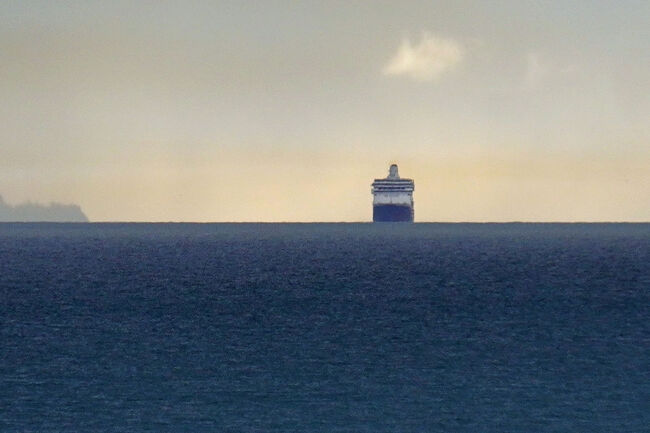 後方には昨日も「スキャグウェイ」で一緒に停泊していたザーンダムが航行しています。