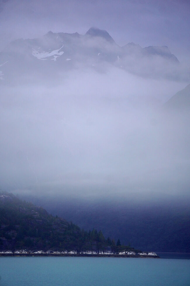 ただ、完全に霧の中というわけではないので、巨大な山塊が目の前に控えているということは感じることが出来ます。