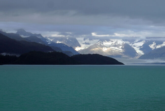 コーラル・プリンセスがグレッシャーベイの最深部に差し掛かると左舷前方の雲が切れて、「リード氷河/Reid Glacier」の辺りだけが明るくなっています。