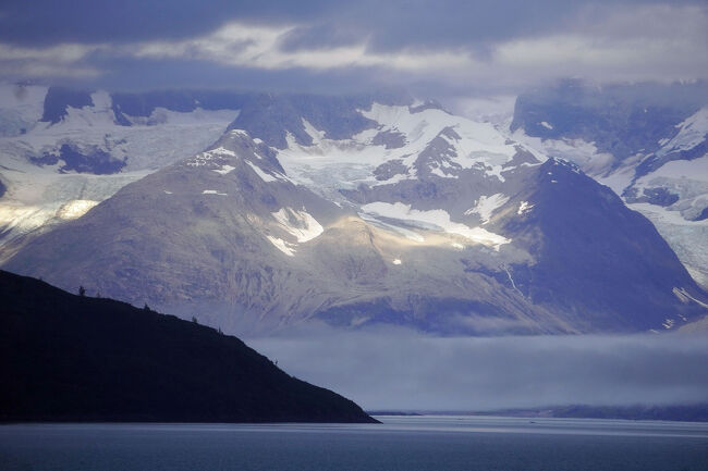 周囲が厚い雲で覆われているのでこの氷河の辺りだけが強調されて、晴れ渡ったよりも凄みを感じる風景です。