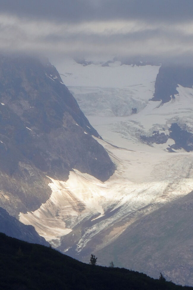 妻と旅するとほとんど雨が降ることも無く、それが1カ月の旅でも3週間の旅でも同じなので最強の晴れ女だと感じています。さすがにアラスカでは無理かと思っていましたが、やるときはやります。