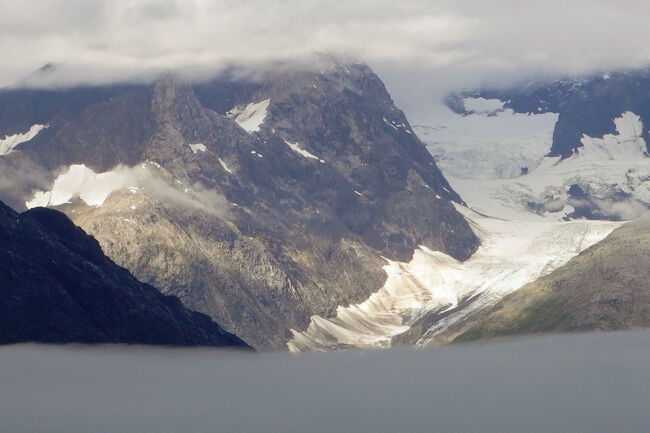 この辺りからの氷河が一番きれいに見渡せました。それにしてもいい具合に太陽光線が当たってくれています。