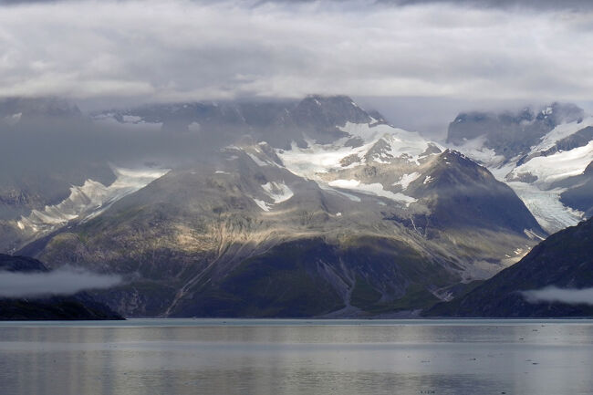 雪の多い辺りに光が当たっているのでこちらも素晴らしい光景です。