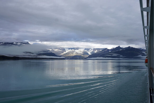 続く「ランプラグ氷河/Lamplugh Glacier」も氷河の辺りだけに太陽光線が当たっています。