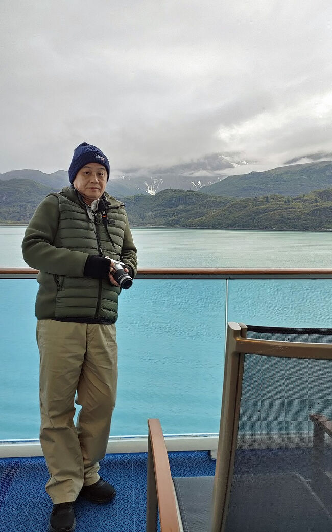 さすがに部屋のバルコニーからでも寒いのでノルウェーで買ったニット帽に指先だけ出た手袋をして写真を撮っています。