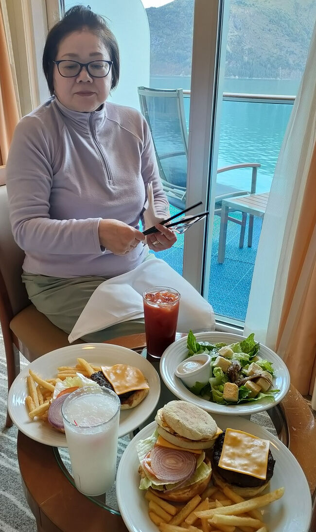 お昼は上階まで行っている時間がもったいないのでルームサービスにしました。プリンセスクルーズだとこういった料理がドリンクパッケージの中で注文できるのがありがたいです。