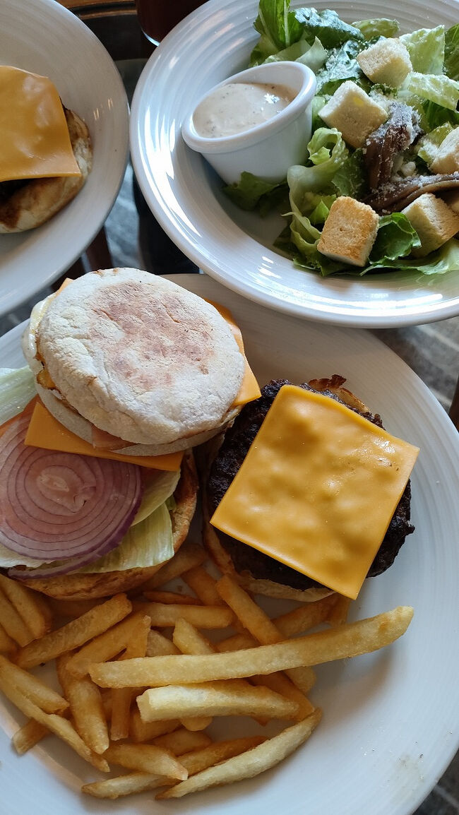シーザーサラダにマフィンにビーフバーガーにフライドポテト。外の景色を眺めながらゆっくり部屋で食べられるのが良いです。