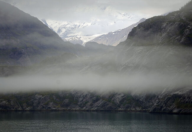 雲の間から雪山が現れたと思ったらすぐに消えてしまうので目が離せません。