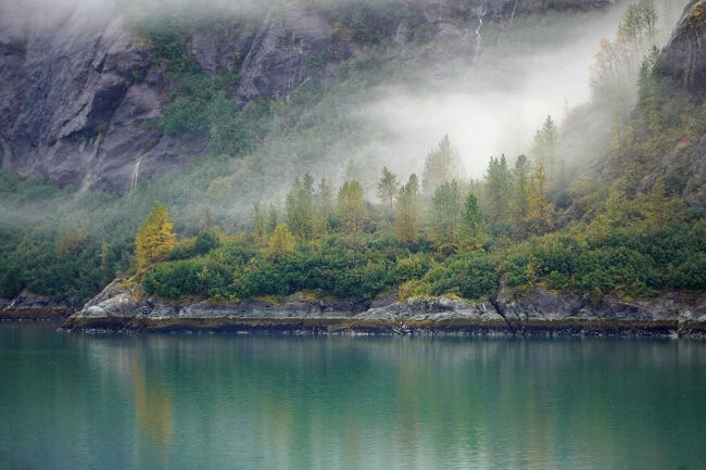 グレイシャーベイ国立公園（Glacier Bay National Park and Preserve）に通じる道はなく、雪をかぶった高山からグレイシャー湾に降りてくる氷河は、世界で最も壮大な氷と氷山が織りなす風景の1つを創造しています。<br />