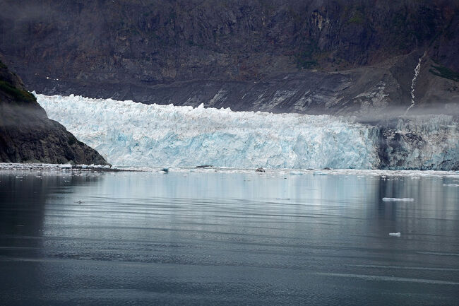 やはりこのような真っ白い中に青味を含んだ氷河の色が一番美しく感じます。