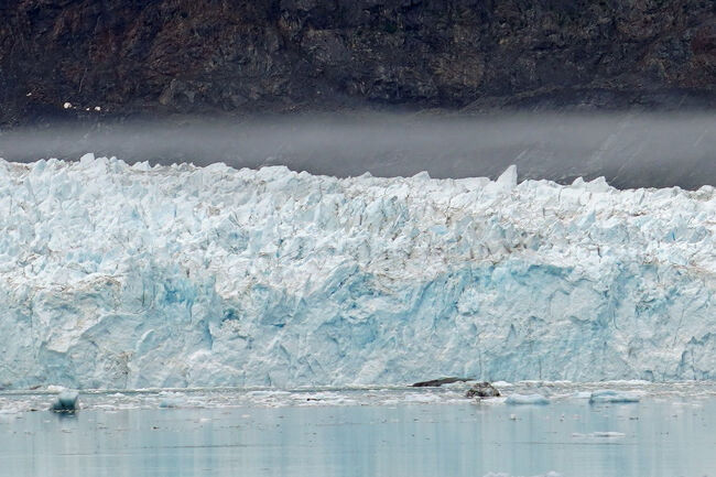 その表面は少しづつ崩れて、海面にはたくさんの小さな氷河の破片が浮いています。