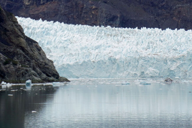 土砂が上を覆ってしまっている氷河と真っ白なままの氷河の違いはどこにあるのでしょうか？周囲の峡谷の様子はあまり変わらないように思えるのですが。