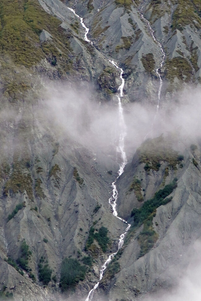 氷河が削った谷筋には幾筋もの川が見えています。