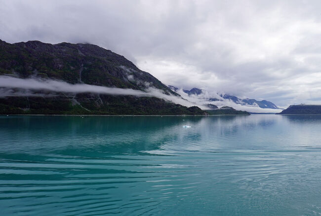 穏やかな水面の上を91,000トンのコーラル・プリンセスが滑るように航行していきます。