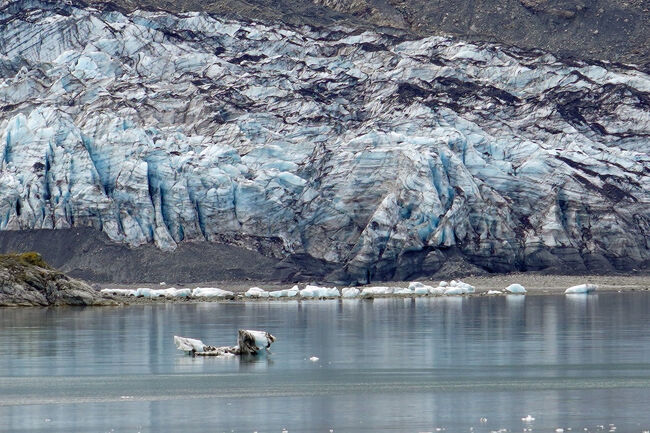 1893年にハリー・フィールディング・リードによってボルチモアのジョンズ・ホプキンス大学にちなんで植民地時代に名付けられました。フェアウェザー山脈の中でも数少ない前進する潮汐氷河の1つです。潮汐氷河は繰り返される前進期と急速な後退、そして安定期が交互に現れる状態をいいます。