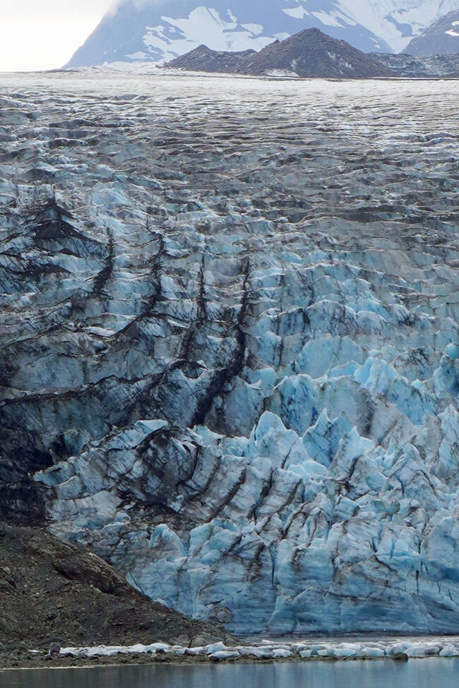 この海岸線の風景もいつまで見ることが出来るのでしょうか。表面を覆う黒い土砂や礫は表面の融解を進めるように感じます。
