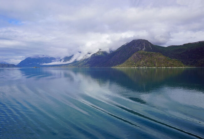 相変わらず水面には波も立たず、船による航行波が見えるだけです。