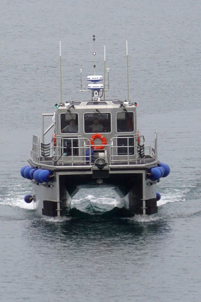 麻にレンジャーを乗せてきた小型船が近づいてきました。