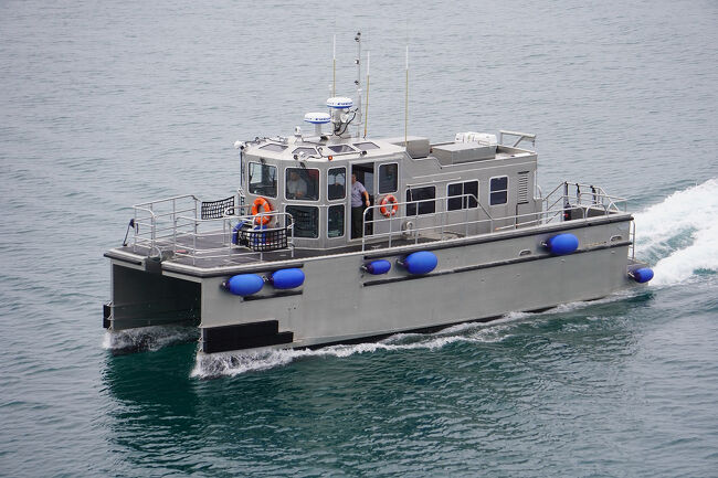 乗船していたレンジャーを乗せて離れていきました。レンジャーのいるビジターセンターのロッジはグレッシャーベイの入り口にあるので、これで京のクルーズも終わりです。