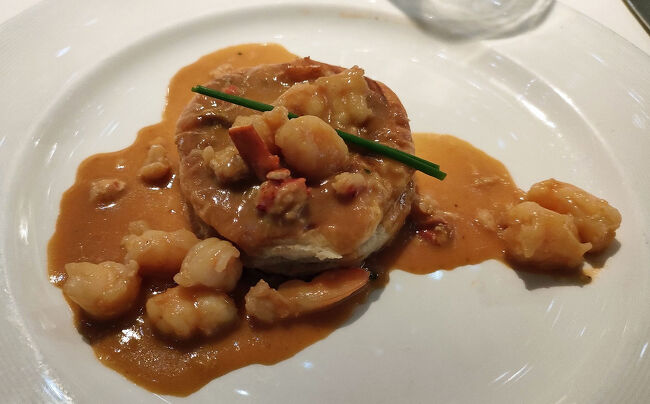 ヴォ―・ローヴァンはシェリー酒を使いタラゴンの香りのするロブスターとエビがゴロゴロしたビスクをパイ生地に詰めた料理です。濃厚で美味しいです。