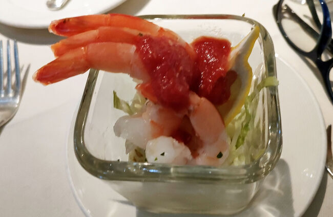 妻は定番のシュリンプカクテルです。