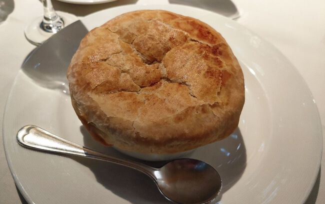 妻はオックステールスープをメインにしました。遅いお昼にバーガーなどをたくさん食べたのであまりお腹が空いていませんでした。