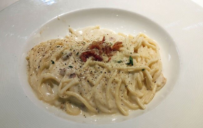 大好きなチキン・コルドンブルーも食べたかったのですがカルボナーラにしました。