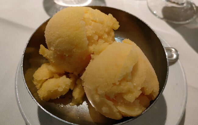 デザートはオレンジのシャーベット。