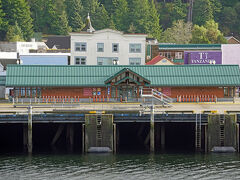 観光案内所の建物も確認できました。下船したらまずはここへ行くことにします。ここではいろいろな資料が貰え他の出立ち寄った方が良い場所です。