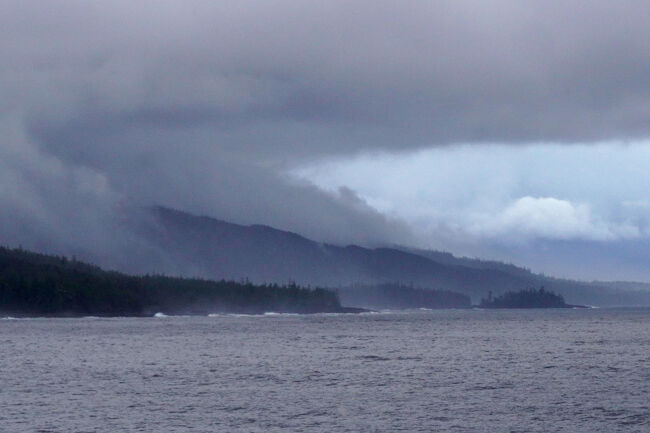全体的には雨というくくりの天気なのでしょうが、雲の色は場所によって変化があり、日本の気候とは違ったところにいるのだと感じます。