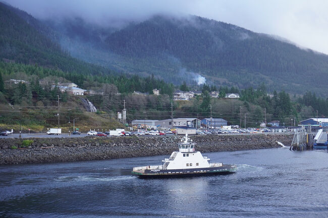 「エアポート・フェリー/Airport Ferry/ Ketchikan」のタウンサイドには小型のフェリーが待機しているようです。