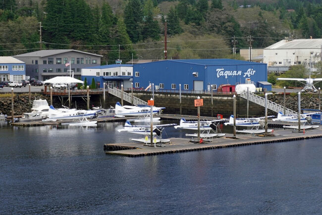 桟橋には遊覧も出来る水上飛行機の港もあります。道路が発達していないであろう国立公園の中では水上飛行機が一番便利な移動方法なのだと思います。