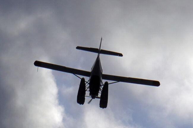 子供の頃に桶川の飛行場でセスナに乗ったことがありましたが、燃料の臭いと旋回の揺れで気持ち悪くなってしまい、降りた途端に吐いてしまったことをよく覚えています。顔を上げたら滑走路の一番奥に係留された岡本太郎の飛行船の大きな眼と目が合いました。