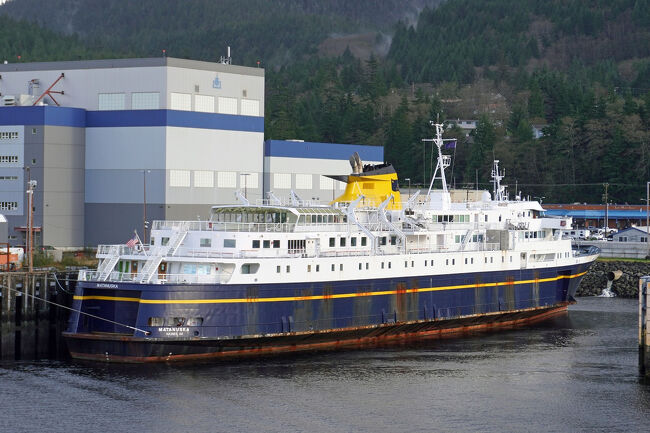 ここに停泊しているのはかなりくたびれた船のようです。