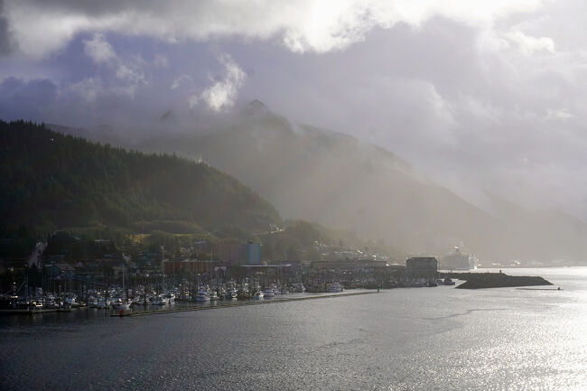 進行方向の「ケチカン」の町の辺りも陽が射しているようです。