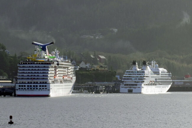 小さな港ですが、すでにカーニバル・スピリットとシーボーン・クエストが停泊しています。数千人が街に繰り出すわけですから、混雑する1日になりそうです。