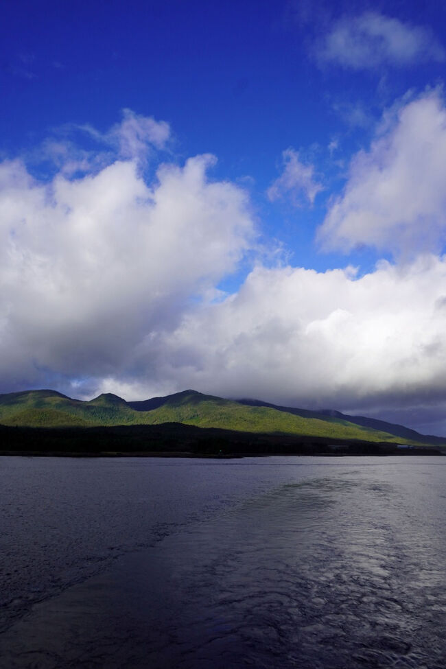 最後尾のデッキに出てみると通過してきた水路の辺りだけが晴れ渡っているのが分かりました。
