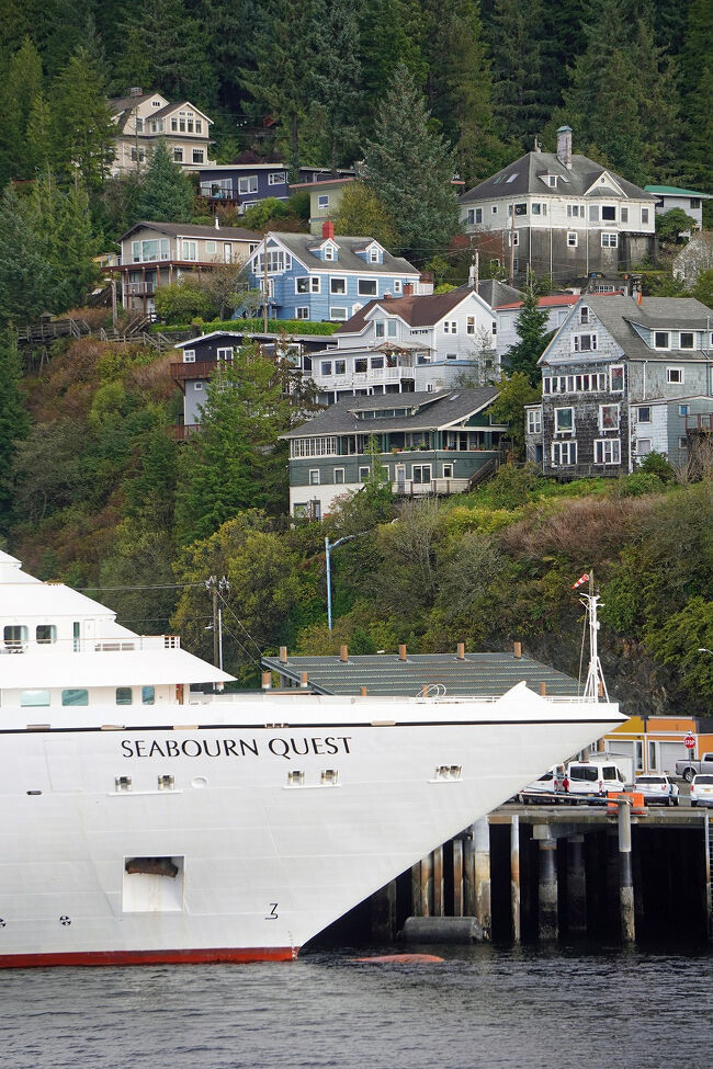 港の脇はすぐに急斜面になっていて、張り付くように建てられた家の人はどんな気持ちなんでしょうか。朝部屋のカーテンを開けてこんな船がいたらびっくりしますよね。