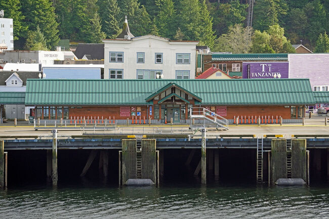 観光案内所の建物も確認できました。下船したらまずはここへ行くことにします。ここではいろいろな資料が貰え他の出立ち寄った方が良い場所です。