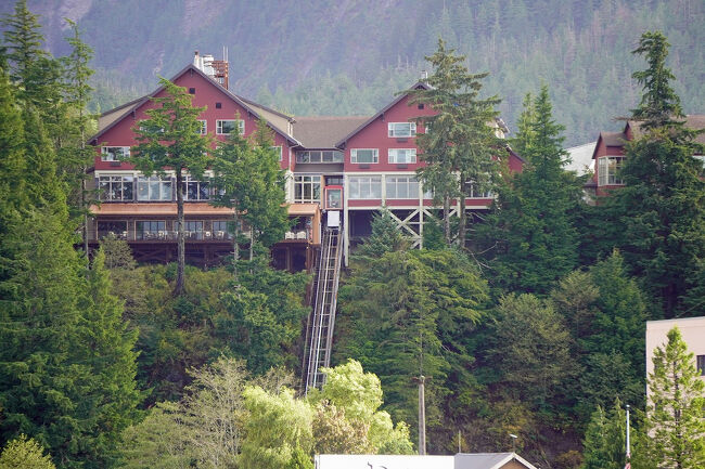 「ケープ・フォックス・ヒル/Cape Fox Hill」の建物とそこへ昇る短いケーブルカーも見えます。