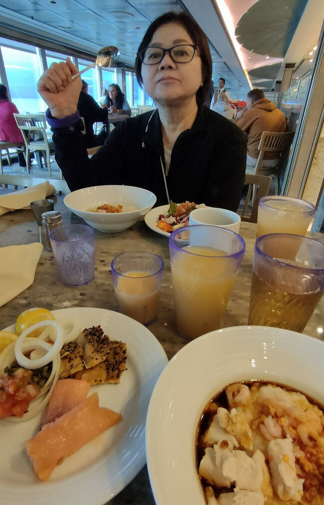 今回のクルーズではほとんど固定メニューで朝ごはんは丼でお粥を食べていました。