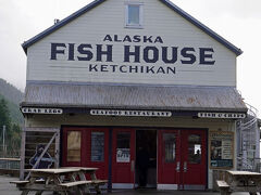 一番気になったのはこの「ALASKA FISH HOUSE」です。サーモンのフィッシュ＆チップスやチャウダーが売りの店ですが、まだ朝ご飯を食べたばかりです。多分混雑しているだろうけど、お昼過ぎに来ることにします。