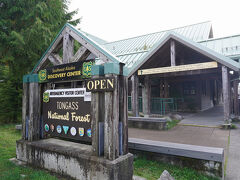 すぐ近くには「ビジター・センター/Southeast Alaska Discovery Center」もありますが、時間が無いので立ち寄りませんでした。まずはいちばん有名な「クリーク・ストリート/Creek Street」に向かいます。