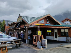 隣は「グレート・アラスカ・ランバージャックショー/Great Alaskan Lumberjack Show」のシアターで、すでに始まっていました。ここにも来たかったのですが、終日チケットは売り切れになっていました。