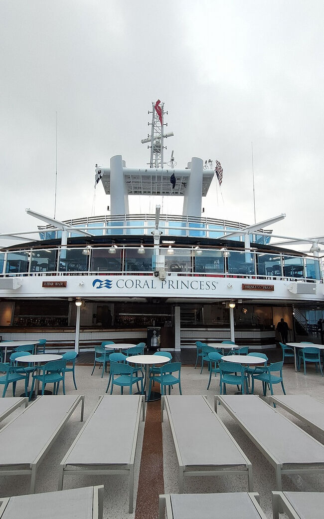 寄港地に着いた朝のデッキには人の姿はありません。