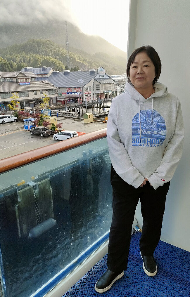 先日「ジュノー」で買ったパーカーを見ています。このパーカーは生地も良くデザインもいいのですが、友人の分まで2つ買わなければならないので大変です。