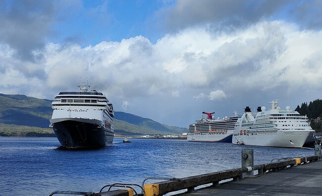 観光案内所に向かって歩き出すとクルーズ船がやってきました。かなり狭い船と船の間に着岸するようです。